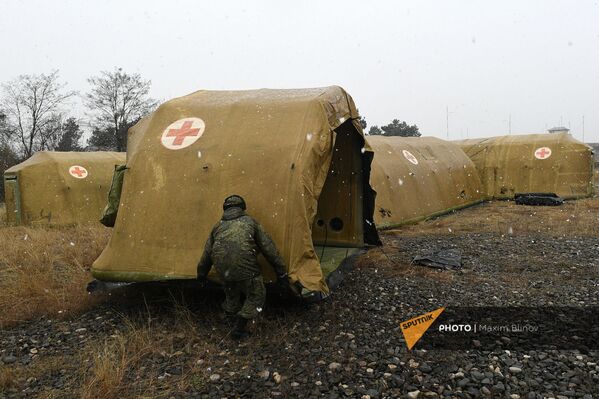 Российские военнослужащие устанавливают каркасный модуль на территории мобильного полевого госпиталя неподалеку от Степанакерта (29 ноября 2020). Карабах Российские военнослужащие устанавливают каркасный модуль на территории мобильного полевого госпиталя неподалеку от Степанакерта (29 ноября 2020). Карабах - Sputnik Армения