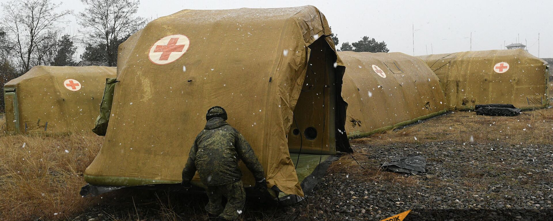 Российские военнослужащие устанавливают каркасный модуль на территории мобильного полевого госпиталя неподалеку от Степанакерта (29 ноября 2020). Карабах - Sputnik Արմենիա, 1920, 16.04.2021