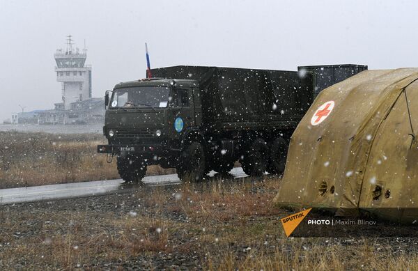 Грузовой автомобиль российского миротворческого контингента на территории мобильного полевого госпиталя неподалеку от Степанакерта (29 ноября 2020). Карабах Грузовой автомобиль российского миротворческого контингента на территории мобильного полевого госпиталя неподалеку от Степанакерта (29 ноября 2020). Карабах - Sputnik Армения