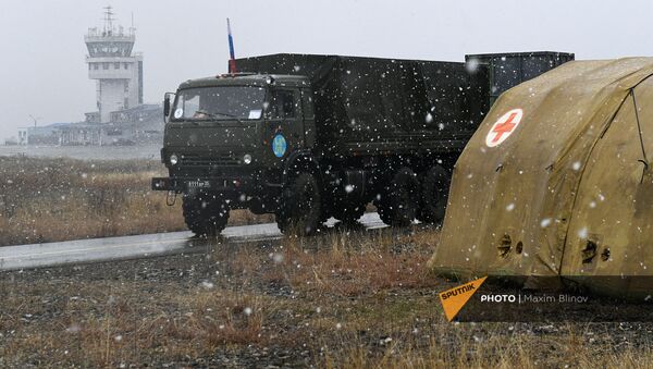 Грузовой автомобиль российского миротворческого контингента на территории мобильного полевого госпиталя неподалеку от Степанакерта (29 ноября 2020). Карабах - Sputnik Արմենիա