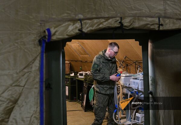 Российский военнослужащий проводит монтаж оборудования на территории мобильного полевого госпиталя неподалеку от Степанакерта (29 ноября 2020). Карабах Российский военнослужащий проводит монтаж оборудования на территории мобильного полевого госпиталя неподалеку от Степанакерта (29 ноября 2020). Карабах - Sputnik Армения