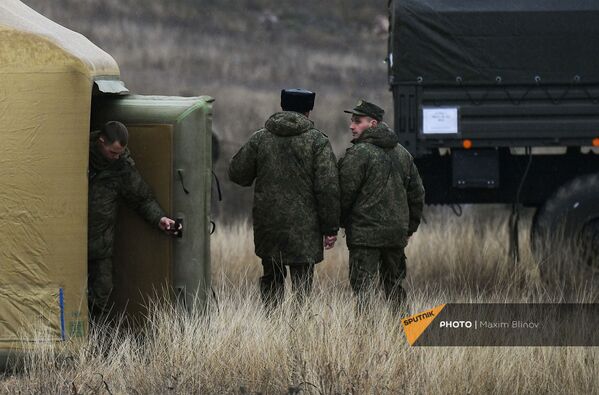 Российские военнослужащие на территории мобильного полевого госпиталя неподалеку от Степанакерта (29 ноября 2020). Карабах Российские военнослужащие на территории мобильного полевого госпиталя неподалеку от Степанакерта (29 ноября 2020). Карабах - Sputnik Армения