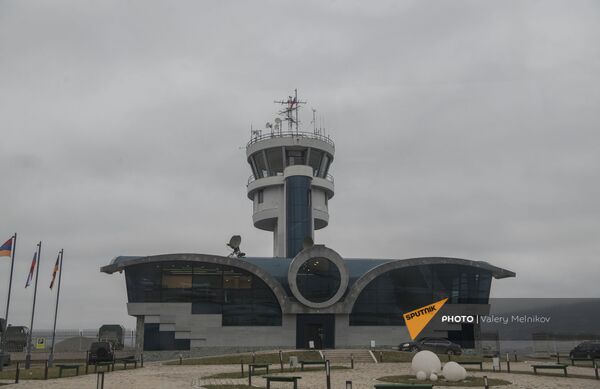 Вид на здание аэропорта в Степанакерте, на территории которого развернут госпиталь Министерства обороны России (3 декабря 2020). Кабарах Вид на здание аэропорта в Степанакерте, на территории которого развернут госпиталь Министерства обороны России (3 декабря 2020). Кабарах - Sputnik Армения