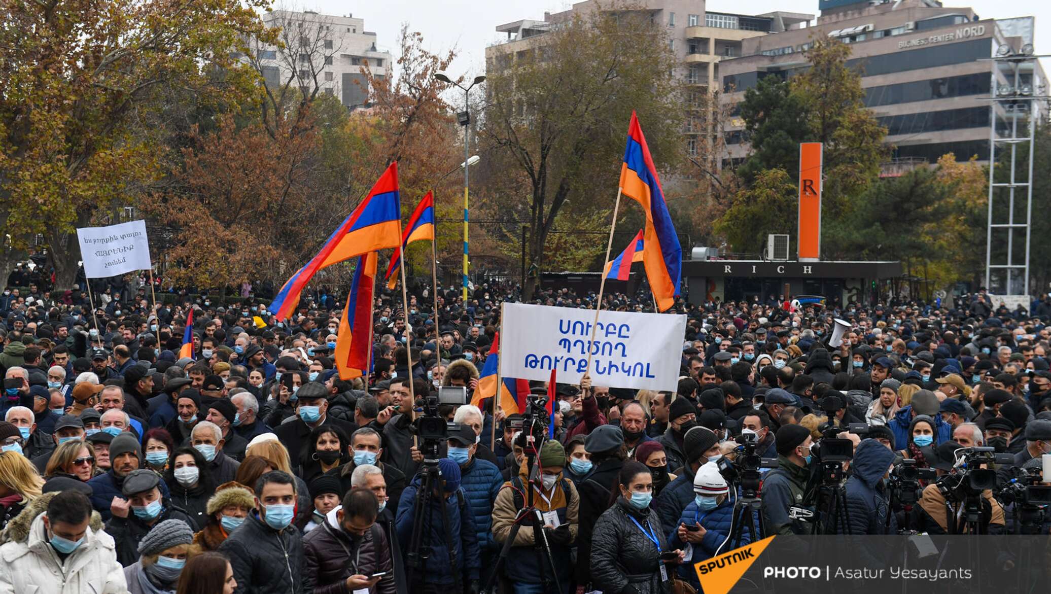 Ереван акции. Митинг Армении против Пашиняна. Никол Пашинян на митинге. Митинг в Армении 2020.