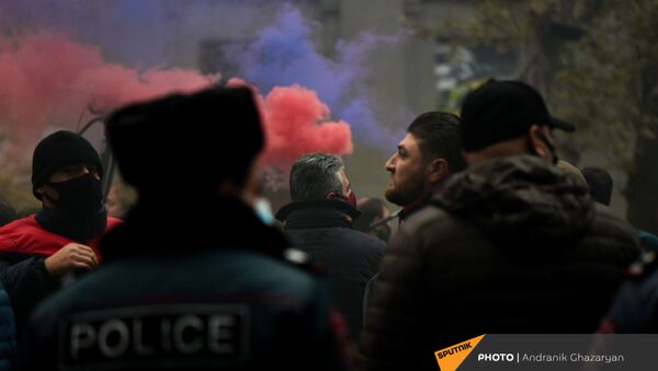 Протестующие с цветным дымом во время митинга оппозиции с требованием отставки премьер-министра (5 декабря 2020). Еревaн - Sputnik Արմենիա
