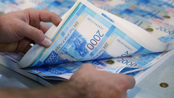 Листы с денежными купюрами номиналом 2000 рублей на участке обработки и упаковки банкнот на Пермской печатной фабрике Гознака - Sputnik Армения