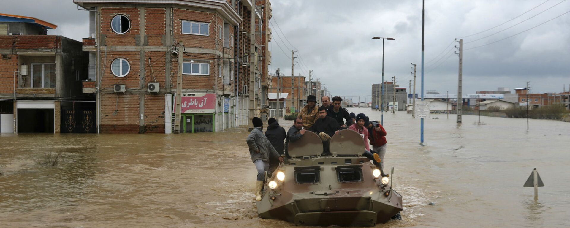 Военные на катерах спасают людей после внезапного наводнения вокруг северного города Ак-Кала в провинции Голестан (25 марта 2019). Иран - Sputnik Արմենիա, 1920, 04.08.2021