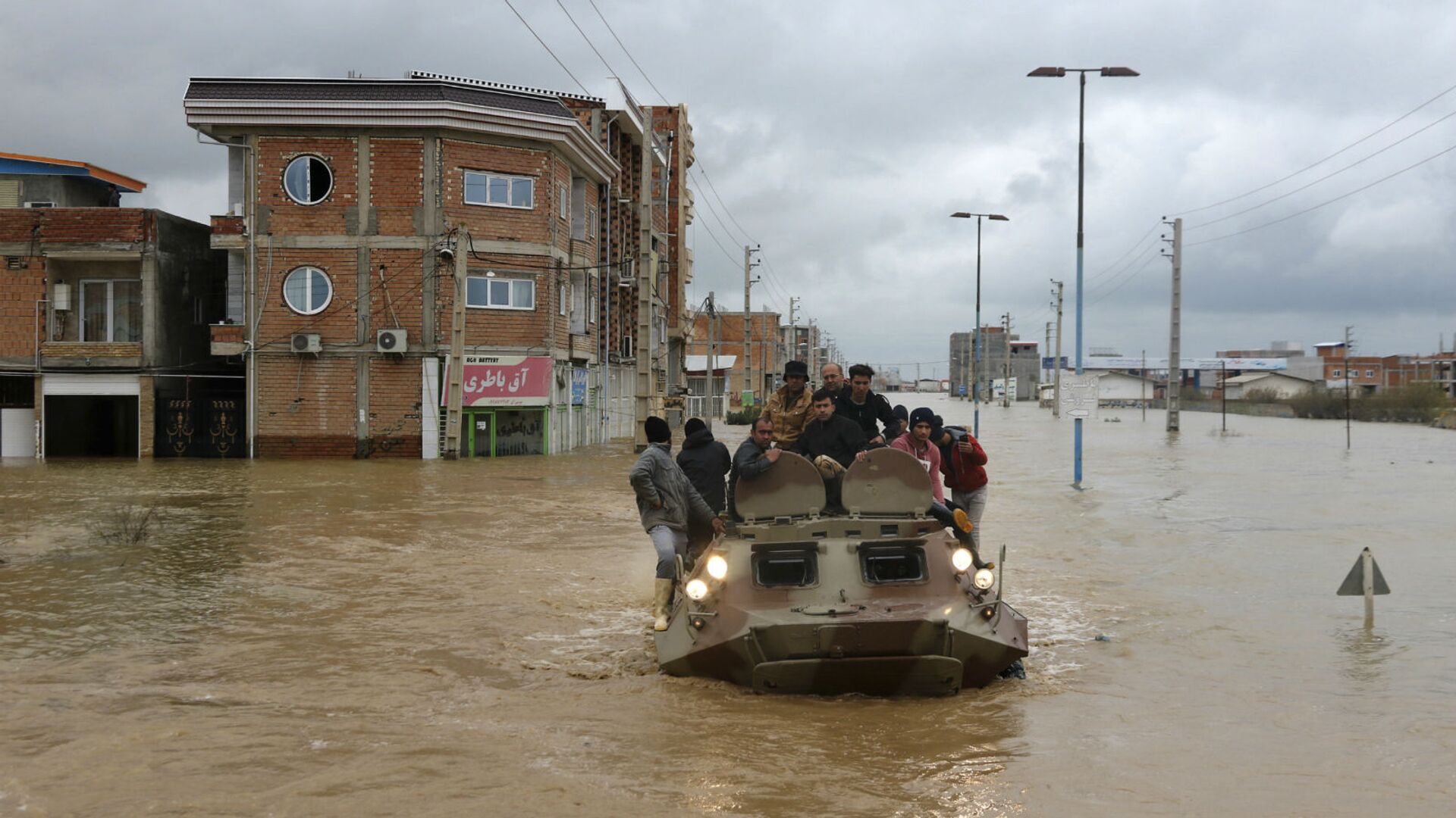 Военные на катерах спасают людей после внезапного наводнения вокруг северного города Ак-Кала в провинции Голестан (25 марта 2019). Иран - Sputnik Արմենիա, 1920, 04.08.2021