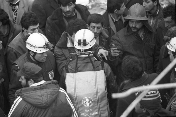 Անգլիացի հրշեջները, ֆրանսիացի և շվեյցարացի լեռնափրկարարները, ԱՄՆ-ի, Իտալիայի և այլ երկրների մասնագետները ժամանել են Հայաստան՝ 1988–ի ավերիչ երկրաշարժից տուժածներին օգնելու համար - Sputnik Արմենիա