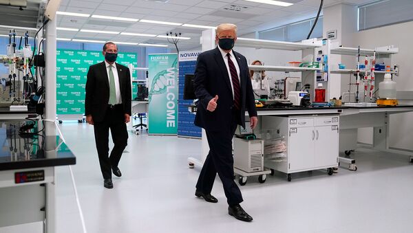 Президент США Дональд Трамп во время экскурсии по инновационному центру Fujifilm Diosynth Biotechnologies, фармацевтическому производственному заводу, где разрабатываются компоненты для вакцины-кандидата Novavax (27 июля 2020). Моррисвилле - Sputnik Արմենիա