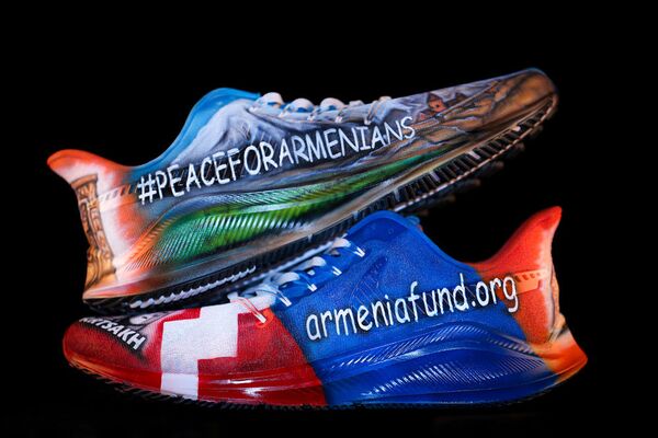 Национальная футбольная лига США продает с аукциона кроссовки Nike с армянской символикой Национальная футбольная лига США продает с аукциона кроссовки Nike с армянской символикой - Sputnik Армения
