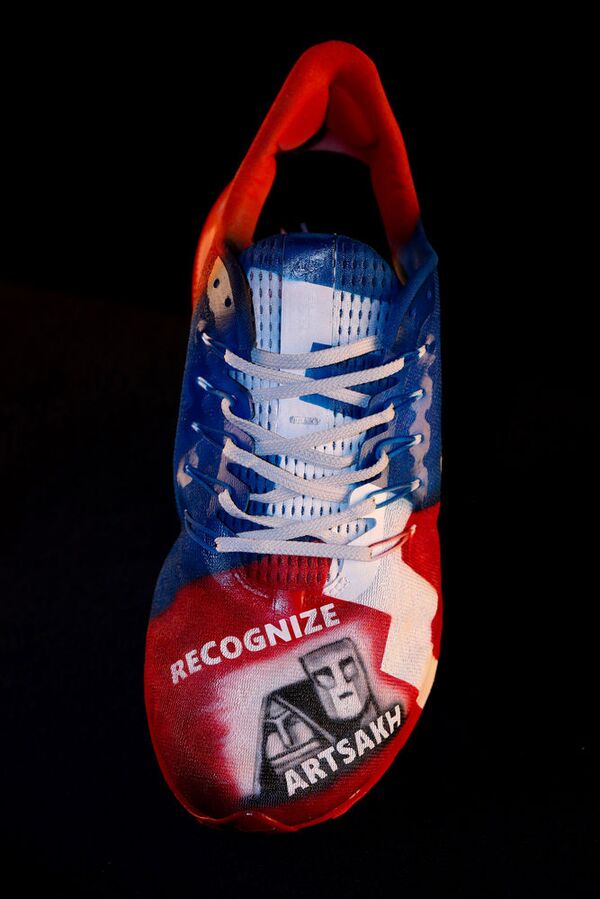 Национальная футбольная лига США продает с аукциона кроссовки Nike с армянской символикой Национальная футбольная лига США продает с аукциона кроссовки Nike с армянской символикой - Sputnik Армения