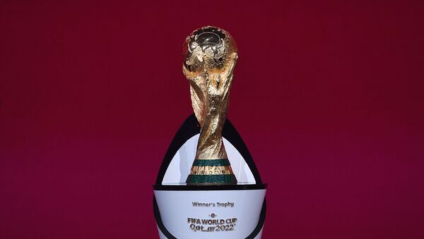 Кубок Чемпионата мира по футболу, выставленный на сцене перед предварительной жеребьевкой ЧМ 2022 года (7 декабря 2020). Цюрих - Sputnik Армения