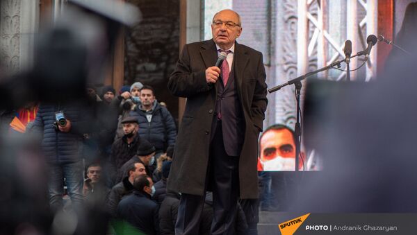 Выступление единого оппозиционного кандидата в премьер-министры Вазгена Манукяна во время митинга оппозиции с требованием отставки премьер-министра (5 декабря 2020). Еревaн - Sputnik Արմենիա