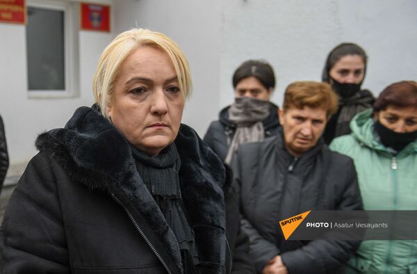 «Թող մեր երեխեքին հետ բերեն». անհետ կորած զինվորների ծնողներն Էջմիածնի զորամասի մոտ են «Թող մեր երեխեքին հետ բերեն». անհետ կորած զինվորների ծնողներն Էջմիածնի զորամասի մոտ են - Sputnik Արմենիա