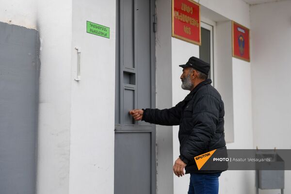 «Թող մեր երեխեքին հետ բերեն». անհետ կորած զինվորների ծնողներն Էջմիածնի զորամասի մոտ են «Թող մեր երեխեքին հետ բերեն». անհետ կորած զինվորների ծնողներն Էջմիածնի զորամասի մոտ են - Sputnik Արմենիա