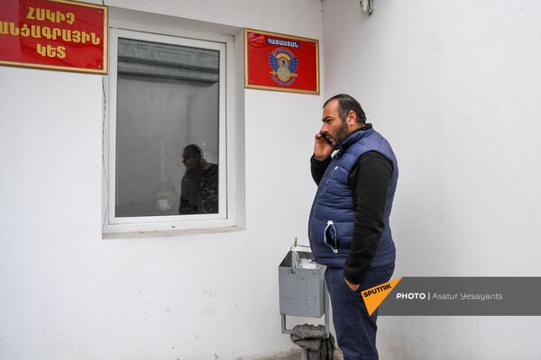 «Թող մեր երեխեքին հետ բերեն». անհետ կորած զինվորների ծնողներն Էջմիածնի զորամասի մոտ են «Թող մեր երեխեքին հետ բերեն». անհետ կորած զինվորների ծնողներն Էջմիածնի զորամասի մոտ են - Sputnik Արմենիա
