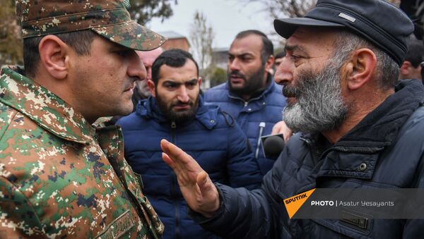 Акция протеста родственников пропавших без вести военнослужащих перед воинской частью (8 декабря 2020). Эчмиадзин - Sputnik Армения