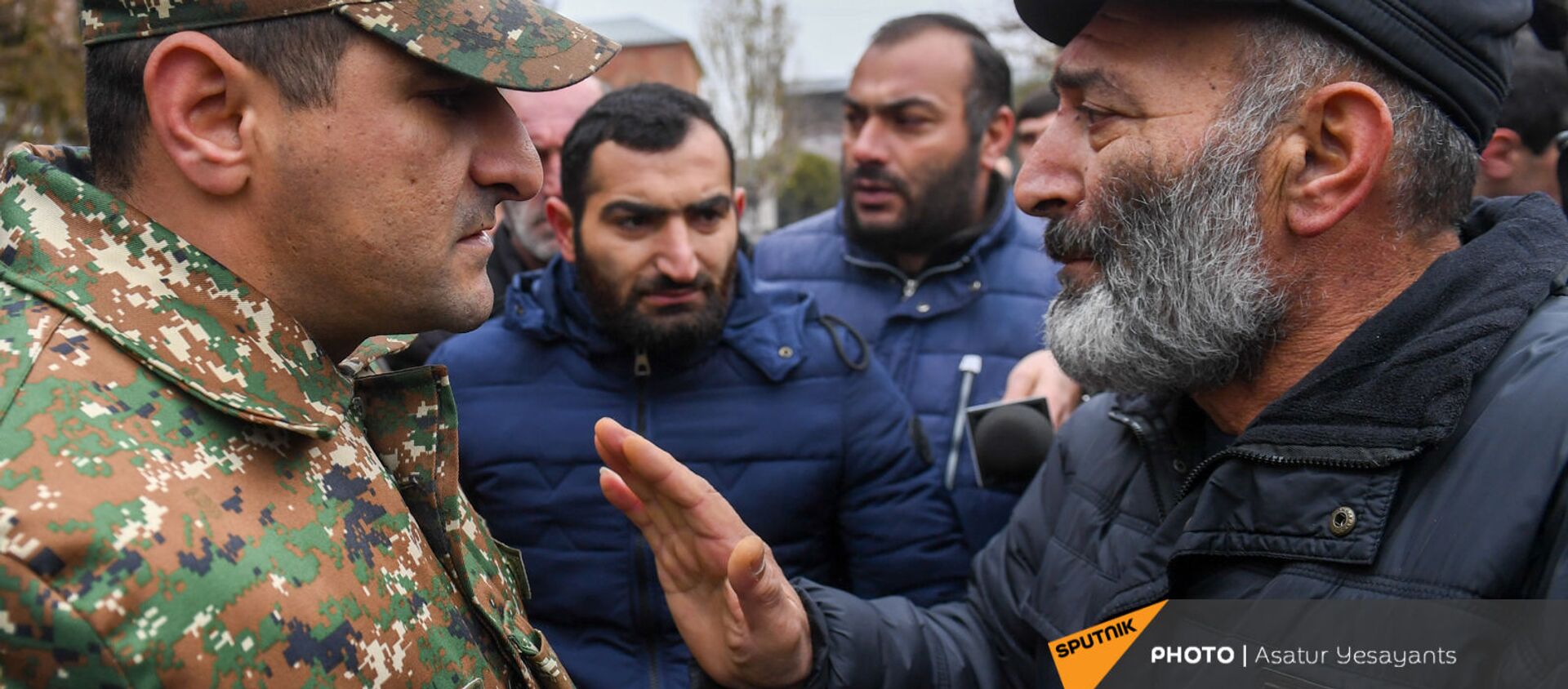 Акция протеста родственников пропавших без вести военнослужащих перед воинской частью (8 декабря 2020). Эчмиадзин - Sputnik Армения, 1920, 06.02.2021