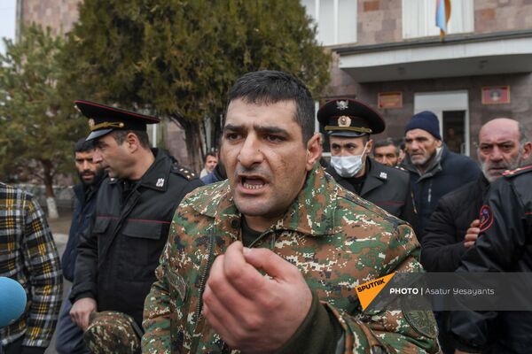 «Թող մեր երեխեքին հետ բերեն». անհետ կորած զինվորների ծնողներն Էջմիածնի զորամասի մոտ են «Թող մեր երեխեքին հետ բերեն». անհետ կորած զինվորների ծնողներն Էջմիածնի զորամասի մոտ են - Sputnik Արմենիա