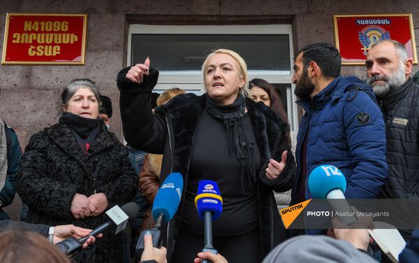 Акция протеста родственников пропавших без вести военнослужащих перед воинской частью (8 декабря 2020). Эчмиадзин Акция протеста родственников пропавших без вести военнослужащих перед воинской частью (8 декабря 2020). Эчмиадзин - Sputnik Армения