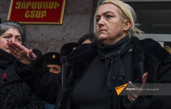 Попали в окружение: родители пропавших военных проводят акцию в Эчмиадзине Попали в окружение: родители пропавших военных проводят акцию в Эчмиадзине - Sputnik Армения
