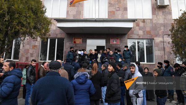 Акция протеста родственников пропавших без вести военнослужащих перед воинской частью (8 декабря 2020). Эчмиадзин - Sputnik Արմենիա