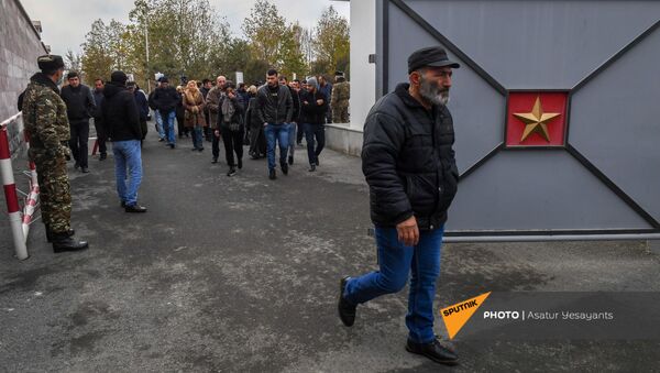 Акция протеста родственников пропавших без вести военнослужащих перед воинской частью (8 декабря 2020). Эчмиадзин - Sputnik Армения
