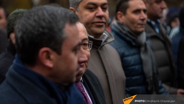 Единый оппозиционный кандидат в премьер-министры Вазген Манукян и представители оппозиционных партий во время шествия с требованием отставки премьер-министра (5 декабря 2020). Еревaн - Sputnik Արմենիա