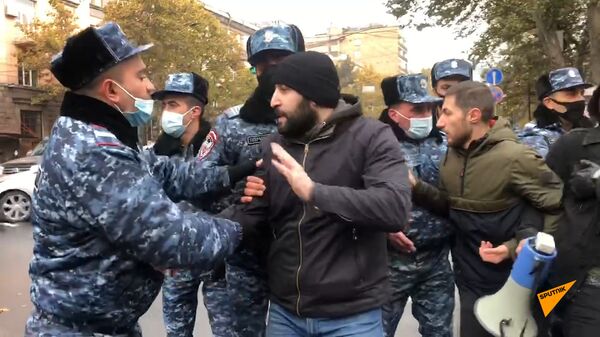 Демонстранты пытаются перекрыть улицы в Ереване – полиция их разгоняет Демонстранты пытаются перекрыть улицы в Ереване – полиция их разгоняет - Sputnik Армения