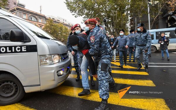 Полиция задерживает активистов, перекрывших движение центральных улиц столицы (8 декабря 2020). Еревaн Полиция задерживает активистов, перекрывших движение центральных улиц столицы (8 декабря 2020). Еревaн - Sputnik Армения