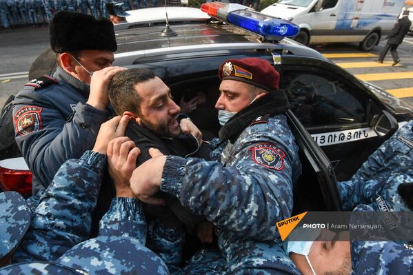 Полиция задерживает активистов, перекрывших движение центральных улиц столицы (8 декабря 2020). Еревaн Полиция задерживает активистов, перекрывших движение центральных улиц столицы (8 декабря 2020). Еревaн - Sputnik Армения