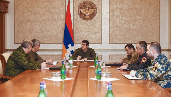 Президент Карабаха Араик Арутюнян провел рабочее совещание с участием руководителей силовых структур и секретарем Совета безопасности (8 декабря 2020). Степанакерт - Sputnik Արմենիա