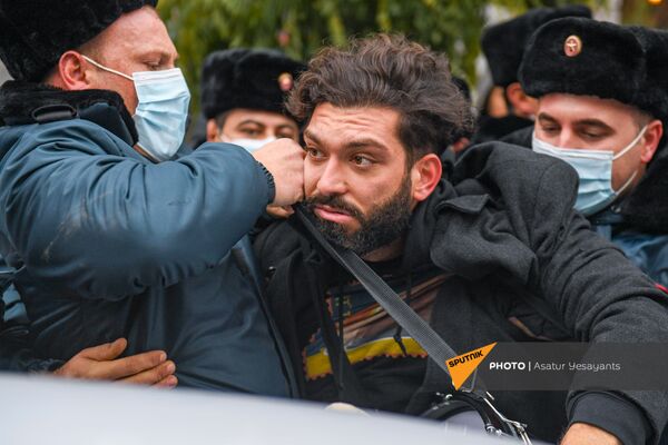 Полиция задерживает активистов, перекрывших движение центральных улиц столицы (8 декабря 2020). Еревaн Полиция задерживает активистов, перекрывших движение центральных улиц столицы (8 декабря 2020). Еревaн - Sputnik Армения