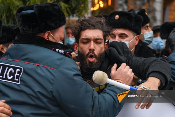 Полиция задерживает активистов, перекрывших движение центральных улиц столицы (8 декабря 2020). Еревaн - Sputnik Армения