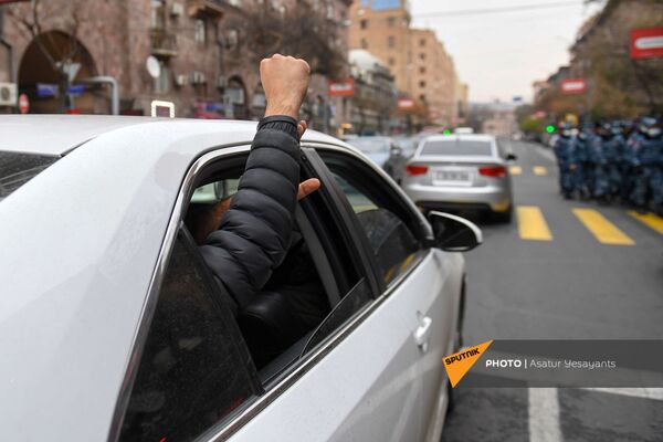 Полиция задерживает активистов, перекрывших движение центральных улиц столицы (8 декабря 2020). Еревaн Полиция задерживает активистов, перекрывших движение центральных улиц столицы (8 декабря 2020). Еревaн - Sputnik Армения