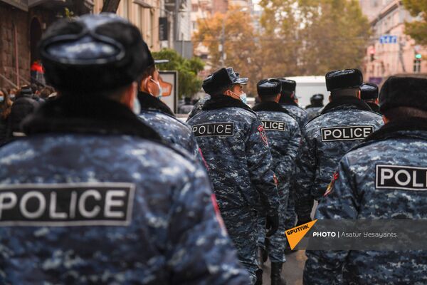 Полиция задерживает активистов, перекрывших движение центральных улиц столицы (8 декабря 2020). Еревaн Полиция задерживает активистов, перекрывших движение центральных улиц столицы (8 декабря 2020). Еревaн - Sputnik Армения