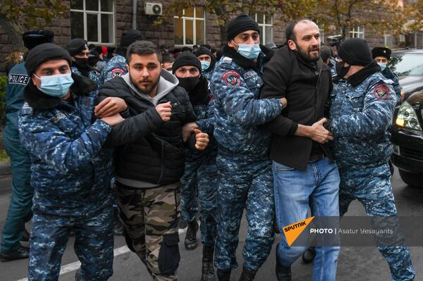 Полиция задерживает активистов, перекрывших движение центральных улиц столицы (8 декабря 2020). Еревaн - Sputnik Армения
