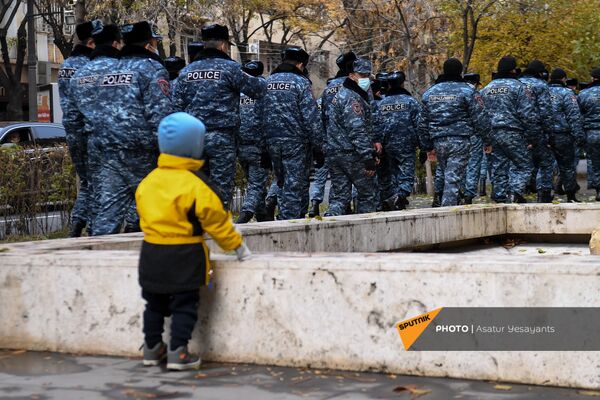 Полиция задерживает активистов, перекрывших движение центральных улиц столицы (8 декабря 2020). Еревaн Полиция задерживает активистов, перекрывших движение центральных улиц столицы (8 декабря 2020). Еревaн - Sputnik Армения