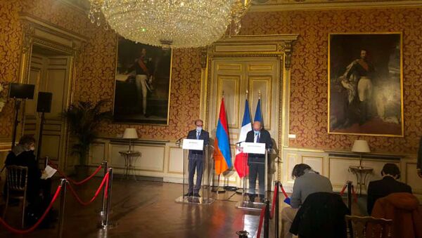 Министр иностранных дел РА Ара Айвазян на совместной пресс-конференции с министром иностранных дел Франции Жан-Ивом Ле Дрианом (8 декабря 2020). Париж - Sputnik Армения