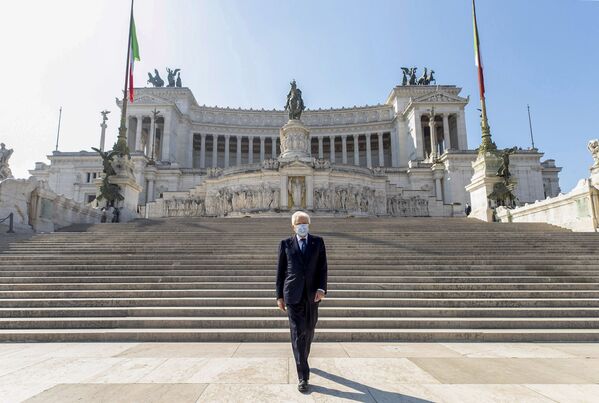 Президент Италии Серджио Маттарелла в маске, спускающийся по лестнице Altare della Patria - Sputnik Армения