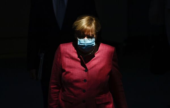 Канцлер Германии Ангела Меркель в защитной маске - Sputnik Армения