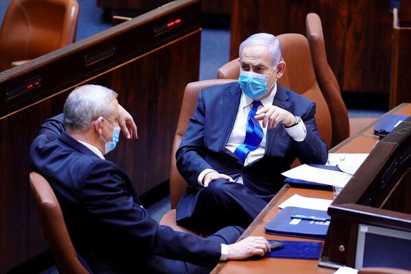 Премьер-министр Израиля Биньямин Нетаньяху и депутат кнессета Бени Ганц в защитных масках - Sputnik Армения