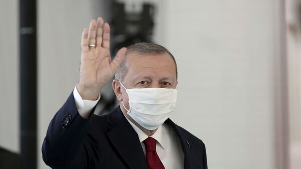 Президент Турции Реджеп Тайип Эрдоган в защитной медицинской маске в одном из госпиталей Стамбула - Sputnik Армения