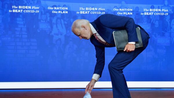 Кандидат в президенты США Джо Байден наклоняется за упавшей медицинской маской - Sputnik Армения