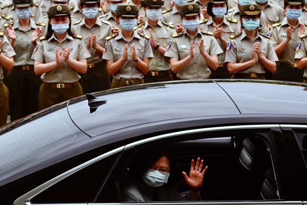 Президент Тайваня Цай Инвэнь в защитной медицинской маске машет рукой из окна служебного автомобиля - Sputnik Армения