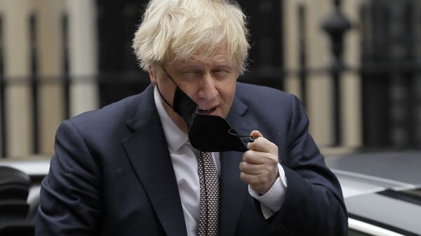 Премьер-министр Великобритании Борис Джонсон снимает маску - Sputnik Արմենիա