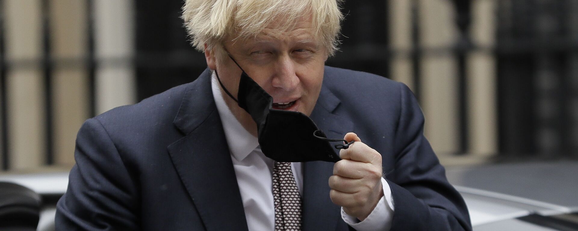 Премьер-министр Великобритании Борис Джонсон снимает маску - Sputnik Արմենիա, 1920, 13.06.2021