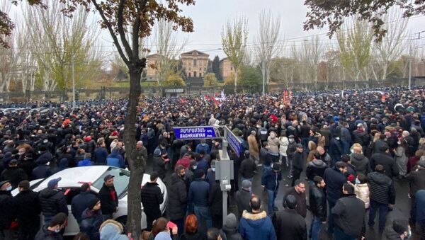 Сторонники оппозиции перед зданием Национального собрания Армении (9 декабря 2020). Еревaн - Sputnik Արմենիա
