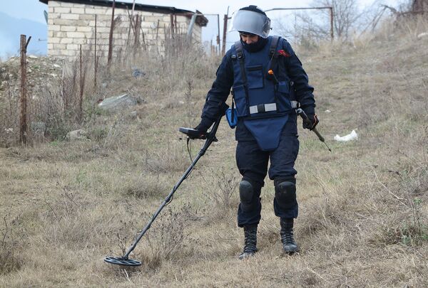 Найдено 6 боеприпасов: пиротехники МЧС России расчищают пригород Степанакерта Найдено 6 боеприпасов: пиротехники МЧС России расчищают пригород Степанакерта - Sputnik Армения